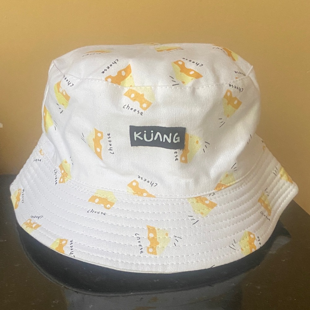🌺White Bucket Hat with Yellow Cheese Print never been used